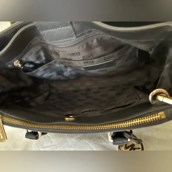 Michael Kors crossbody bag. - Picture 3 of 5